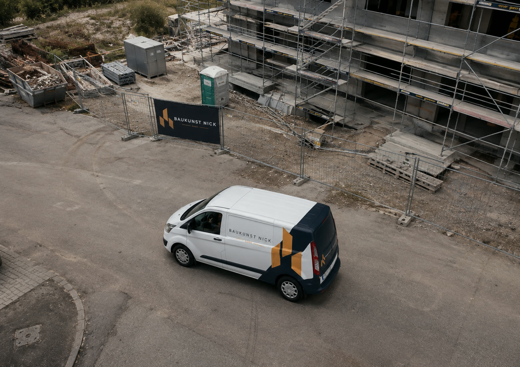Firmenwagen von Baukunst Nick auf einer Baustelle in der Nordwestschweiz