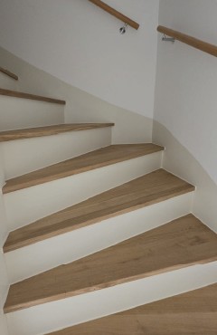 Massive Holztreppe aus Eiche